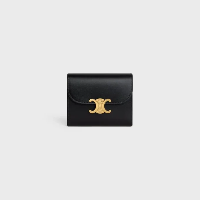 Cartera pequeña con solapa Triomphe en piel de becerro brillante Cartera pequeña con solapa Triomphe en piel de becerro brillante
