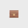 Cartera pequeña con solapa Triomphe en piel de becerro brillante Cartera pequeña con solapa Triomphe en piel de becerro brillante