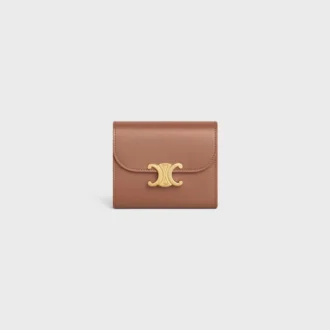 Cartera pequeña con solapa Triomphe en piel de becerro brillante