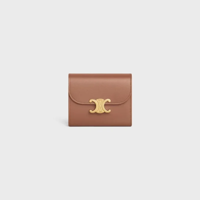 Cartera pequeña con solapa Triomphe en piel de becerro brillante Cartera pequeña con solapa Triomphe en piel de becerro brillante