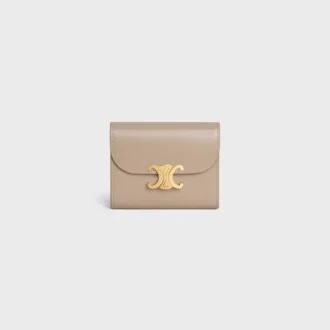 Cartera pequeña con solapa Triomphe en piel de becerro brillante