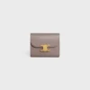 Cartera pequeña con solapa Triomphe en piel de becerro brillante Cartera pequeña con solapa Triomphe en piel de becerro brillante