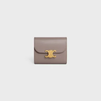 Cartera pequeña con solapa Triomphe en piel de becerro brillante