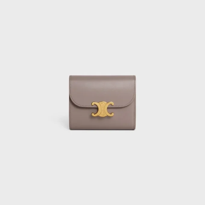 Cartera pequeña con solapa Triomphe en piel de becerro brillante Cartera pequeña con solapa Triomphe en piel de becerro brillante