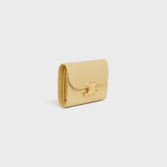 Cartera pequeña con solapa Triomphe en piel de becerro brillante