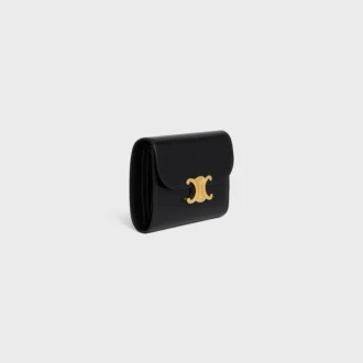 Cartera pequeña con solapa Triomphe en piel de becerro brillante Cartera pequeña con solapa Triomphe en piel de becerro brillante