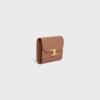 Cartera pequeña con solapa Triomphe en piel de becerro brillante Cartera pequeña con solapa Triomphe en piel de becerro brillante