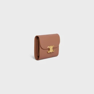 Cartera pequeña con solapa Triomphe en piel de becerro brillante