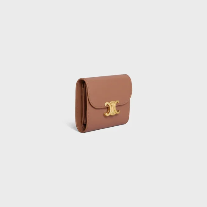 Cartera pequeña con solapa Triomphe en piel de becerro brillante Cartera pequeña con solapa Triomphe en piel de becerro brillante