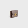 Cartera pequeña con solapa Triomphe en piel de becerro brillante Cartera pequeña con solapa Triomphe en piel de becerro brillante