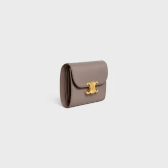 Cartera pequeña con solapa Triomphe en piel de becerro brillante