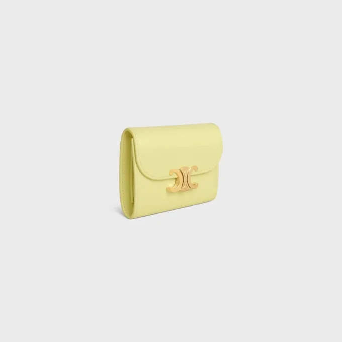 Cartera pequeña con solapa Triomphe en piel de becerro brillante Cartera pequeña con solapa Triomphe en piel de becerro brillante