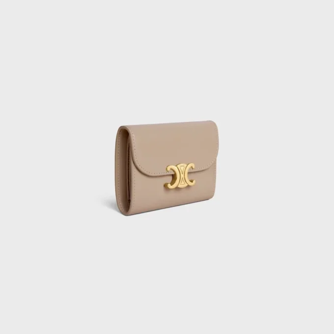 Cartera pequeña con solapa Triomphe en piel de becerro brillante Cartera pequeña con solapa Triomphe en piel de becerro brillante