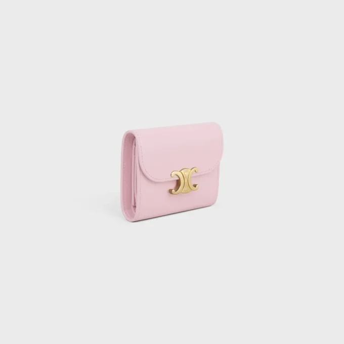 Cartera pequeña con solapa Triomphe en piel de becerro brillante Cartera pequeña con solapa Triomphe en piel de becerro brillante