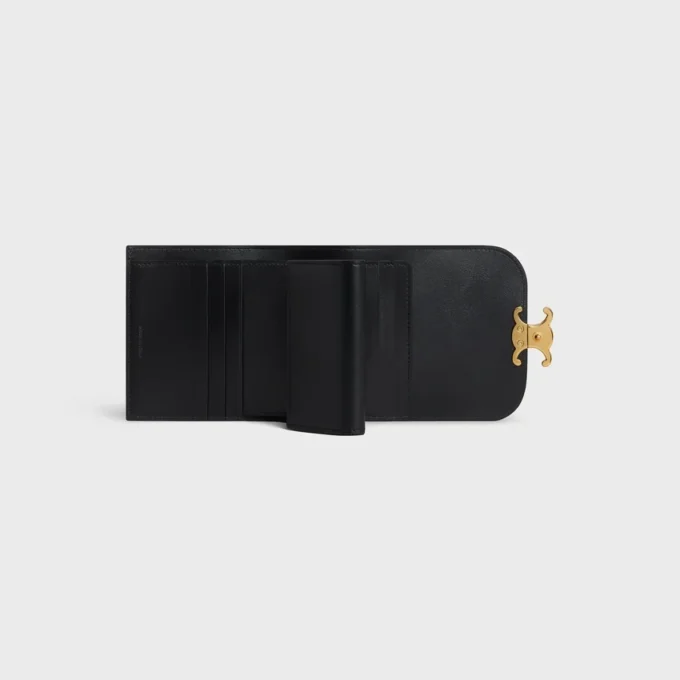 Cartera pequeña con solapa Triomphe en piel de becerro brillante Cartera pequeña con solapa Triomphe en piel de becerro brillante