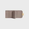 Cartera pequeña con solapa Triomphe en piel de becerro brillante Cartera pequeña con solapa Triomphe en piel de becerro brillante