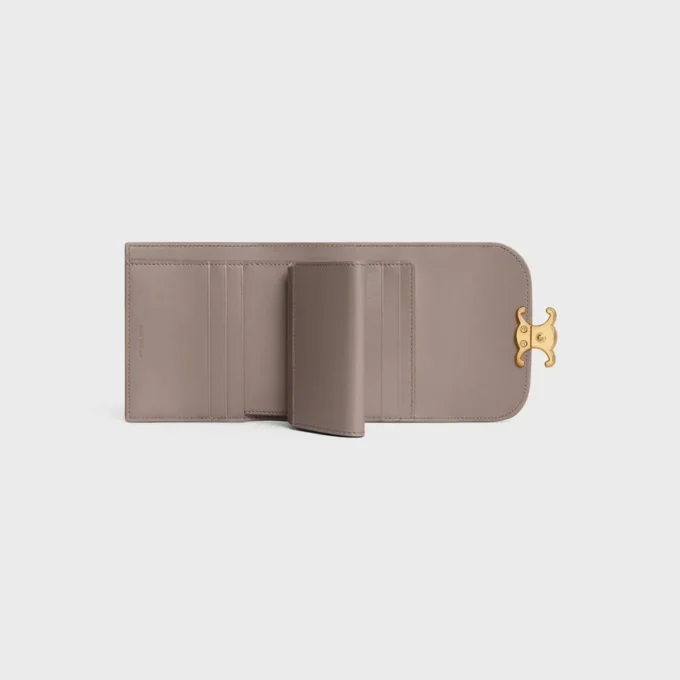 Cartera pequeña con solapa Triomphe en piel de becerro brillante Cartera pequeña con solapa Triomphe en piel de becerro brillante