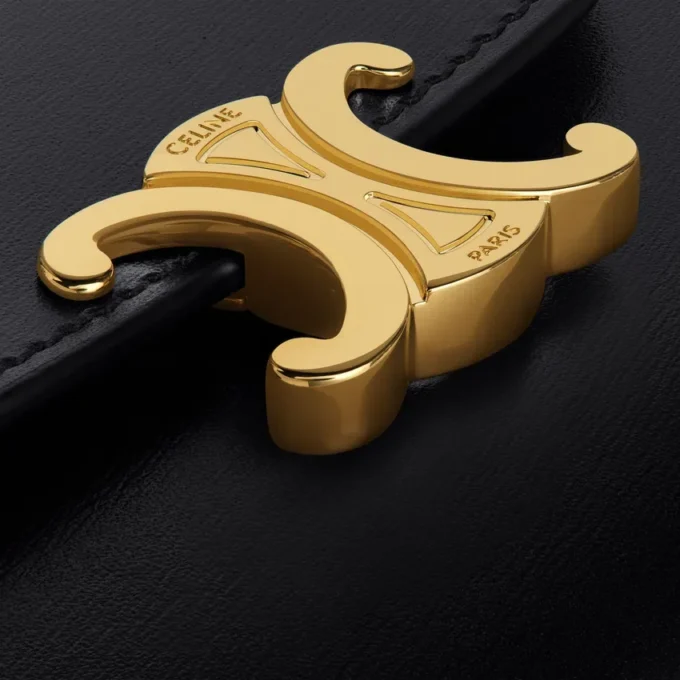 Cartera pequeña con solapa Triomphe en piel de becerro brillante Cartera pequeña con solapa Triomphe en piel de becerro brillante