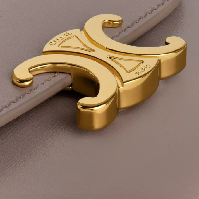 Cartera pequeña con solapa Triomphe en piel de becerro brillante Cartera pequeña con solapa Triomphe en piel de becerro brillante
