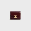 Cartera pequeña con solapa Triomphe en piel de becerro charol Cartera pequeña con solapa Triomphe en piel de becerro charol