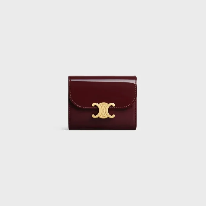 Cartera pequeña con solapa Triomphe en piel de becerro charol Cartera pequeña con solapa Triomphe en piel de becerro charol
