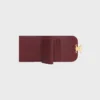 Cartera pequeña con solapa Triomphe en piel de becerro charol Cartera pequeña con solapa Triomphe en piel de becerro charol