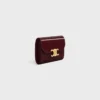 Cartera pequeña con solapa Triomphe en piel de becerro charol Cartera pequeña con solapa Triomphe en piel de becerro charol