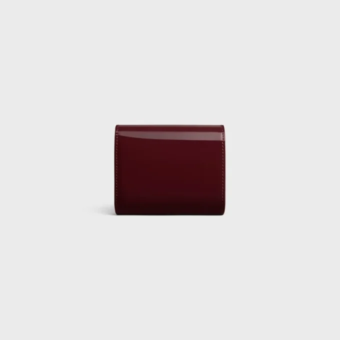 Cartera pequeña con solapa Triomphe en piel de becerro charol Cartera pequeña con solapa Triomphe en piel de becerro charol