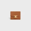 Cartera pequeña con solapa Triomphe en piel de becerro nobuk Cartera pequeña con solapa Triomphe en piel de becerro nobuk