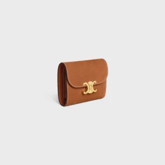 Cartera pequeña con solapa Triomphe en piel de becerro nobuk Cartera pequeña con solapa Triomphe en piel de becerro nobuk