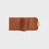 Cartera pequeña con solapa Triomphe en piel de becerro nobuk Cartera pequeña con solapa Triomphe en piel de becerro nobuk
