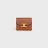 Cartera pequeña con solapa Triomphe en piel de cordero lisa brillante Cartera pequeña con solapa Triomphe en piel de cordero lisa brillante