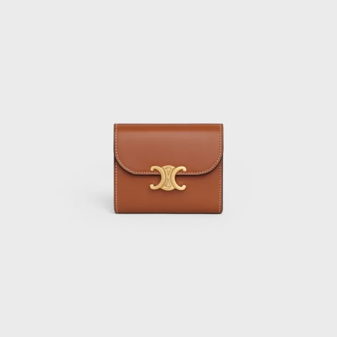 Cartera pequeña con solapa Triomphe en piel de cordero lisa brillante Cartera pequeña con solapa Triomphe en piel de cordero lisa brillante
