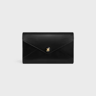 Cartera tipo sobre con cadena en piel de becerro brillante