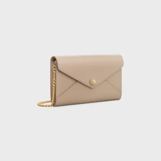 Cartera tipo sobre con cadena en piel de becerro brillante