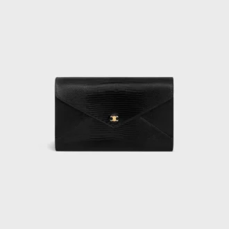 Cartera tipo sobre con cadena en piel de lagarto