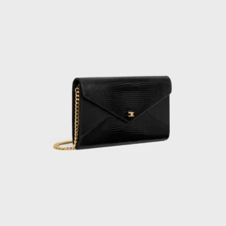 Cartera tipo sobre con cadena en piel de lagarto