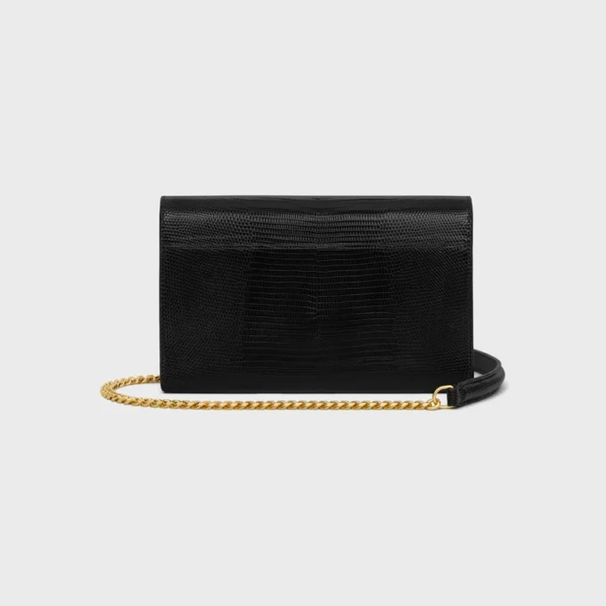 Cartera tipo sobre con cadena en piel de lagarto Cartera tipo sobre con cadena en piel de lagarto
