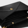 Cartera tipo sobre con cadena en piel de lagarto Cartera tipo sobre con cadena en piel de lagarto