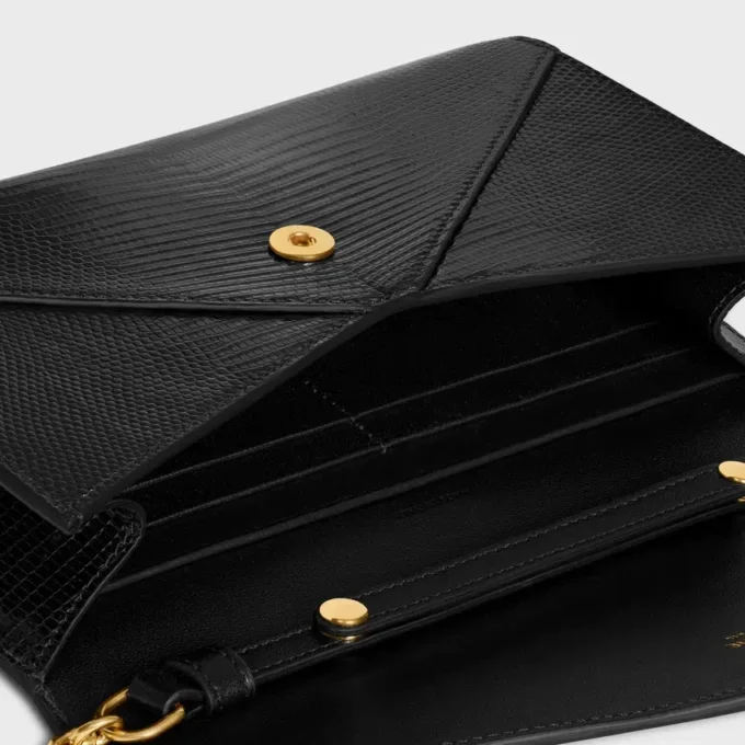 Cartera tipo sobre con cadena en piel de lagarto Cartera tipo sobre con cadena en piel de lagarto