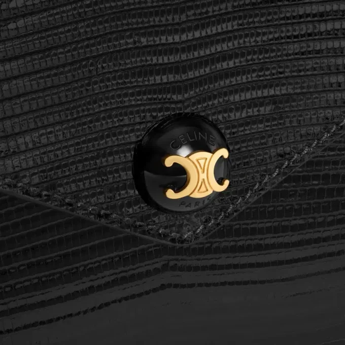 Cartera tipo sobre con cadena en piel de lagarto Cartera tipo sobre con cadena en piel de lagarto