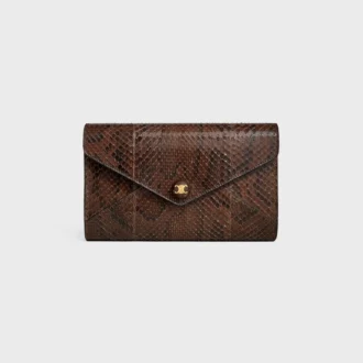 Cartera tipo sobre con cadena en pitón