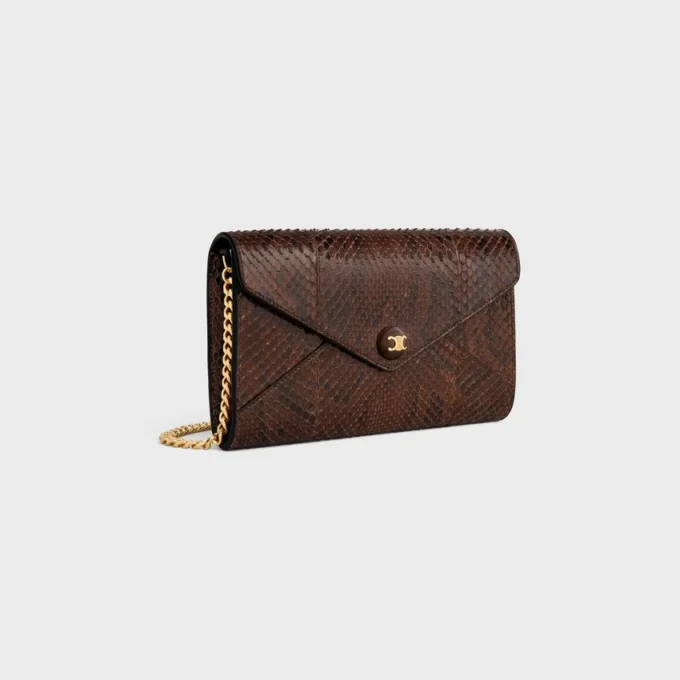 Cartera tipo sobre con cadena en pitón Cartera tipo sobre con cadena en pitón