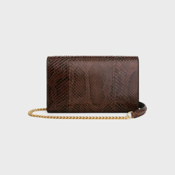 Cartera tipo sobre con cadena en pitón Cartera tipo sobre con cadena en pitón