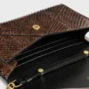 Cartera tipo sobre con cadena en pitón Cartera tipo sobre con cadena en pitón