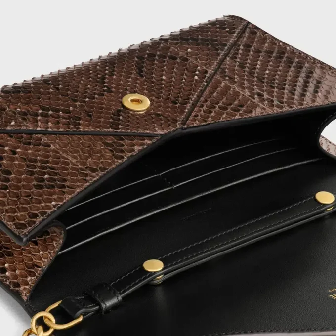 Cartera tipo sobre con cadena en pitón Cartera tipo sobre con cadena en pitón