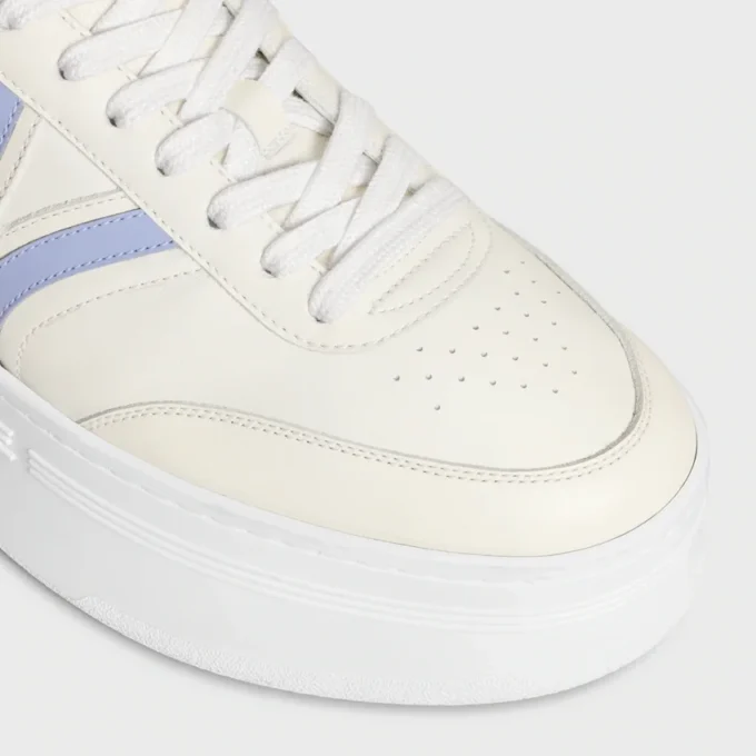 CELINE – Zapatillas Block con suela gruesa, detalle Triomphe en la parte trasera y suela de cuña en piel de becerro CELINE – Zapatillas Block con suela gruesa, detalle Triomphe en la parte trasera y suela de cuña en piel de becerro
