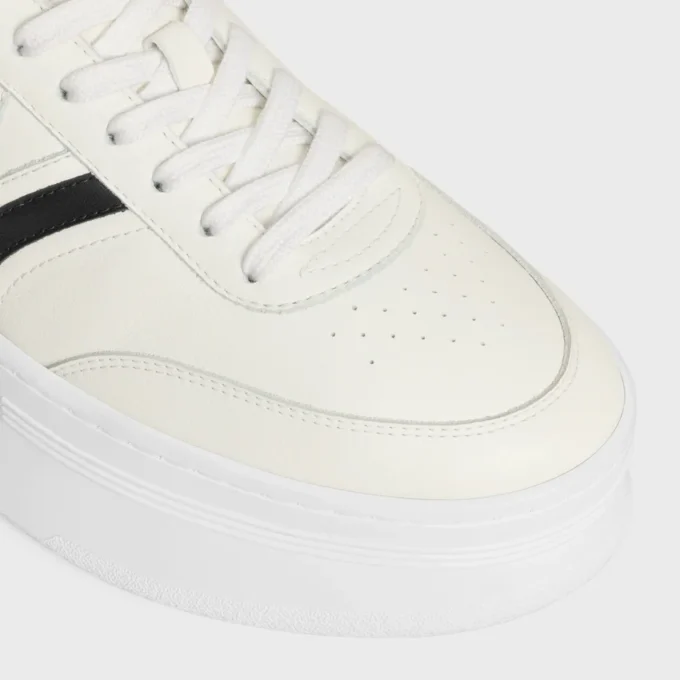 CELINE – Zapatillas Block con suela gruesa, detalle Triomphe en la parte trasera y suela de cuña en piel de becerro CELINE – Zapatillas Block con suela gruesa, detalle Triomphe en la parte trasera y suela de cuña en piel de becerro