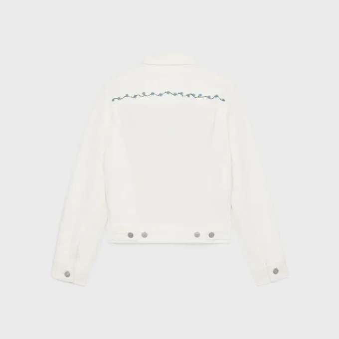 Chaqueta vaquera bordada en denim blanco lavado al natural