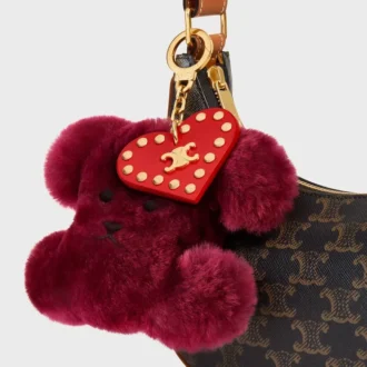 Charm Triomphe con pompón en piel de oveja bordada y piel de becerro